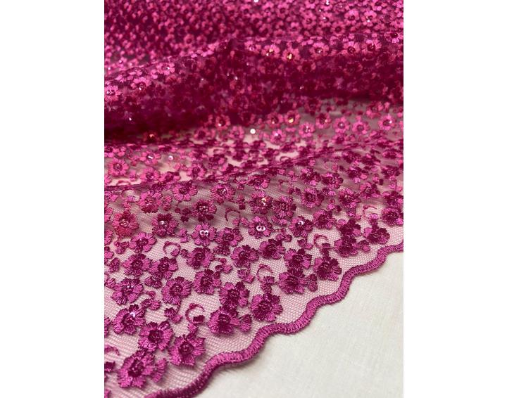 Tull bordado fucsia con flores y lentejuelas transparentes con terminación con ondas en ambos lados