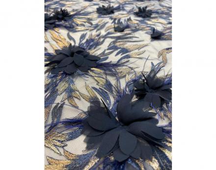 Tull bordado con flores y plumas en tonos azul marino y dorado